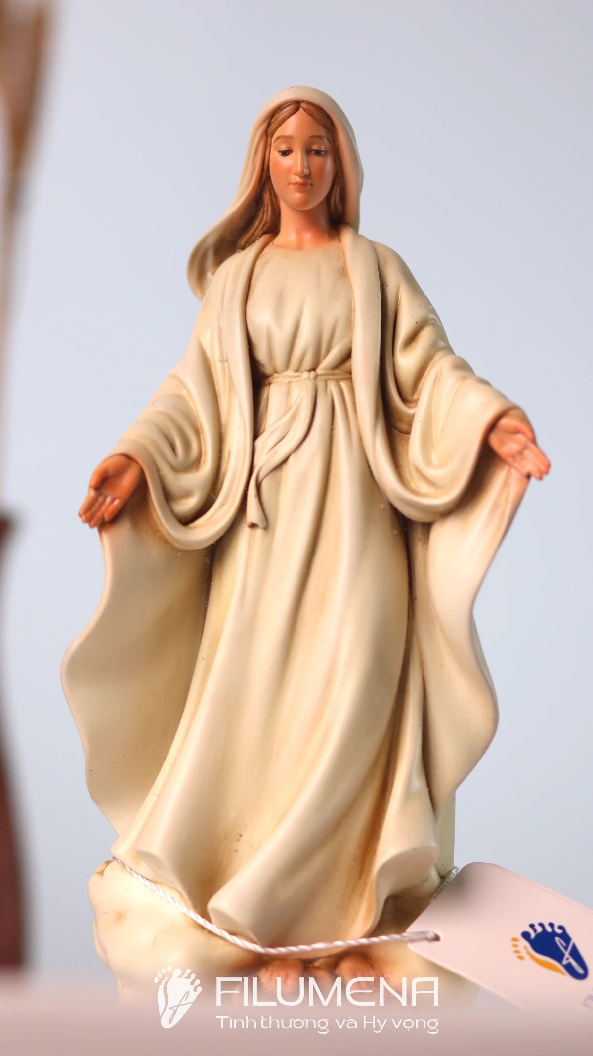 Tượng Đức Mẹ để xe hơi tại TP HCM. Tượng Công giáo Filumena là tượng của Tình thương và Hy vọng. Bản quyền các tác phẩm tượng Công giáo thuộc về Filumena Art, Cộng hòa Pháp. Filumena sáng tác và sản xuất nhiều mẫu tượng Công giáo khác như Bàn thờ Chúa và gia tiên, Bàn thờ Chúa - tượng Công giáo Filumena, Bàn thờ Chúa, Tượng Đức Mẹ La Vang, Tượng Chúa hài đồng