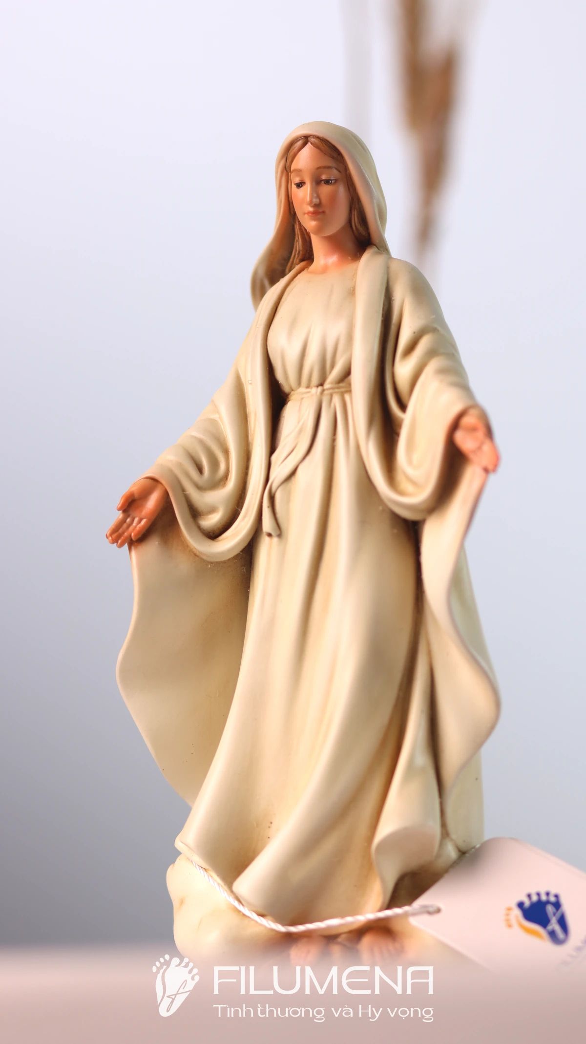 Tượng công giáo mini tại Nhà sách Đức Mẹ Hằng Cứu Giúp. Tượng Công giáo Filumena là tượng của Tình thương và Hy vọng. Bản quyền các tác phẩm tượng Công giáo thuộc về Filumena Art, Cộng hòa Pháp. Filumena sáng tác và sản xuất nhiều mẫu tượng Công giáo khác như Bàn thờ Chúa, Bàn thờ Chúa - tượng Công giáo Filumena, Bàn thờ Chúa và gia tiên, Bàn thờ Công giáo, Bàn thờ Công giáo