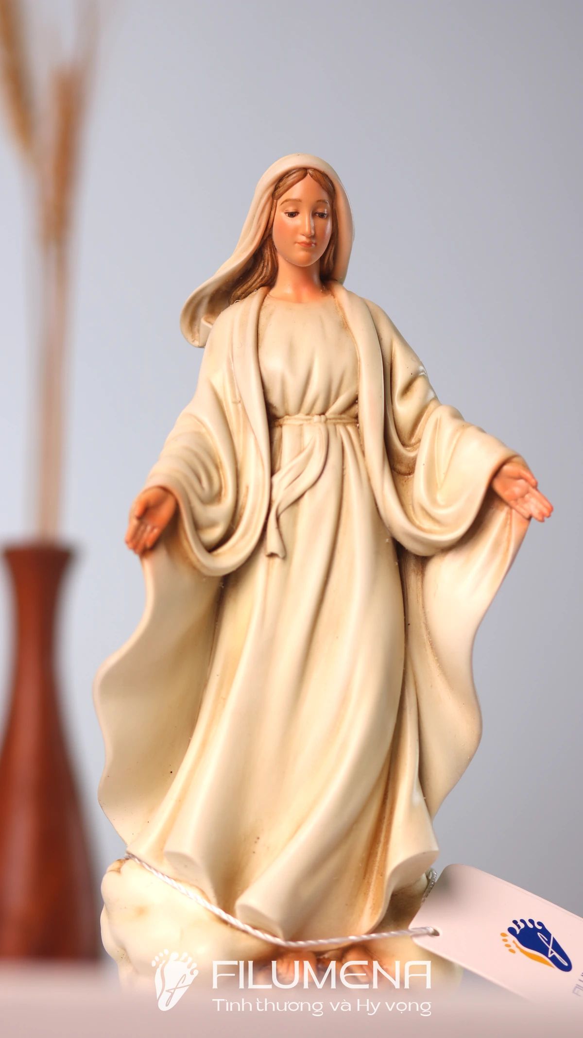 Tượng Đức Mẹ để xe hơi tại TP HCM. Tượng Công giáo Filumena là tượng của Tình thương và Hy vọng. Bản quyền các tác phẩm tượng Công giáo thuộc về Filumena Art, Cộng hòa Pháp. Filumena sáng tác và sản xuất nhiều mẫu tượng Công giáo khác như Bàn thờ Chúa và gia tiên, Bàn thờ Chúa - tượng Công giáo Filumena, Bàn thờ Chúa, Tượng Đức Mẹ La Vang, Tượng Chúa hài đồng