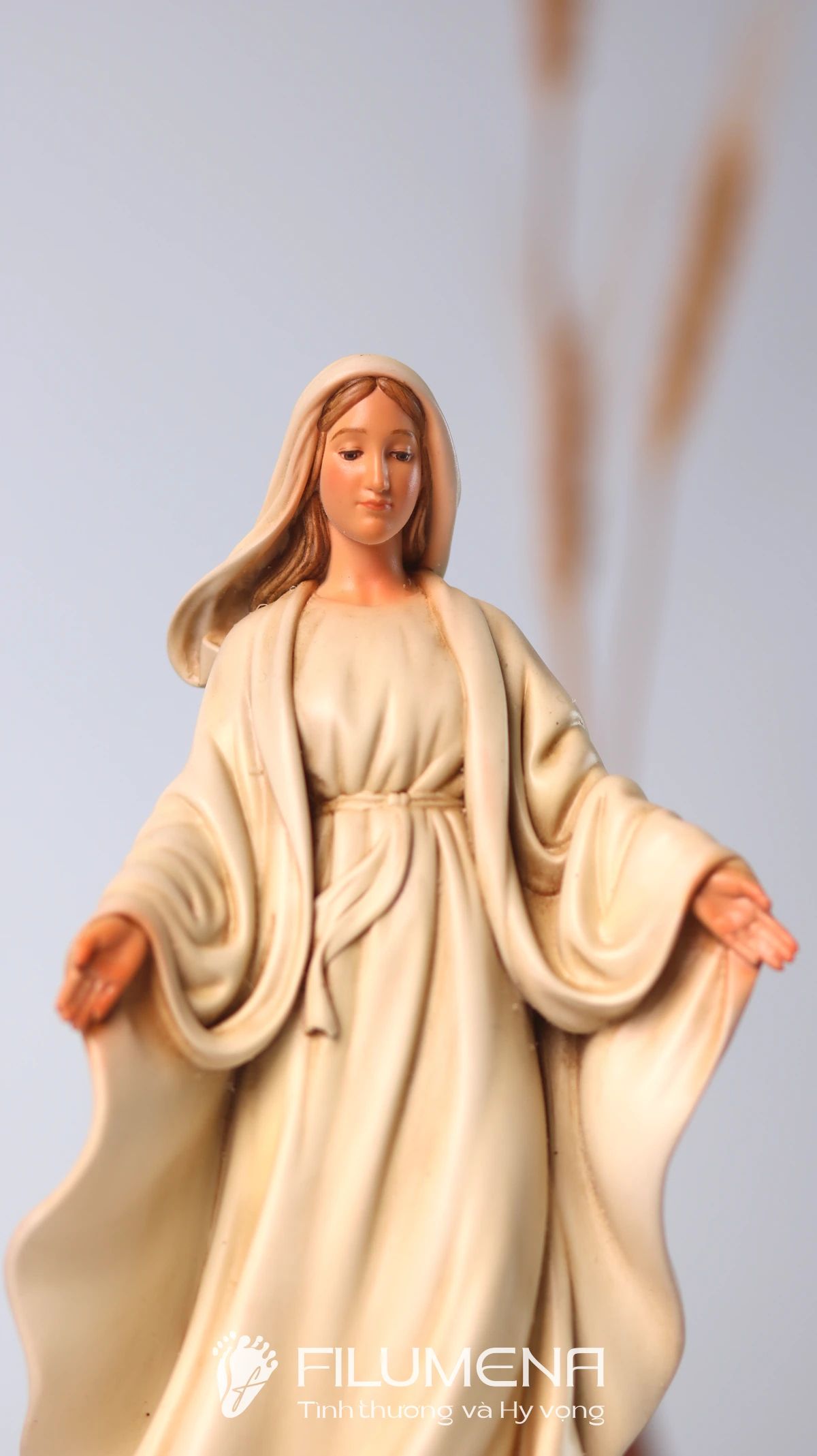 Tượng Đức Mẹ Ban Ơn tại Nhà sách Đức Mẹ Hằng Cứu Giúp. Tượng Công giáo Filumena là tượng của Tình thương và Hy vọng. Bản quyền các tác phẩm tượng Công giáo thuộc về Filumena Art, Cộng hòa Pháp. Filumena sáng tác và sản xuất nhiều mẫu tượng Công giáo khác như Tượng Chúa hài đồng, Tượng Đức Mẹ La Vang, Bàn thờ Chúa, Bàn thờ Chúa - tượng Công giáo Filumena, Bàn thờ Chúa và gia tiên