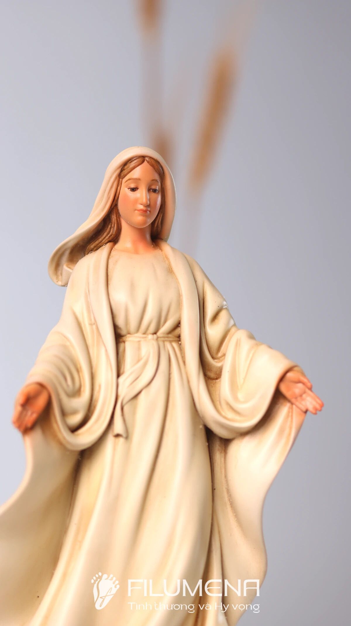 Tượng Đức Mẹ Ban Ơn tại TP. Hồ Chí Minh. Tượng Công giáo Filumena là tượng của Tình thương và Hy vọng. Bản quyền các tác phẩm tượng Công giáo thuộc về Filumena Art, Cộng hòa Pháp. Filumena sáng tác và sản xuất nhiều mẫu tượng Công giáo khác như Tượng Đức Mẹ, Tượng Đức Mẹ Fatima, Tượng Đức Mẹ Ban Ơn, Tượng Chúa, Tượng Chúa Giê-su