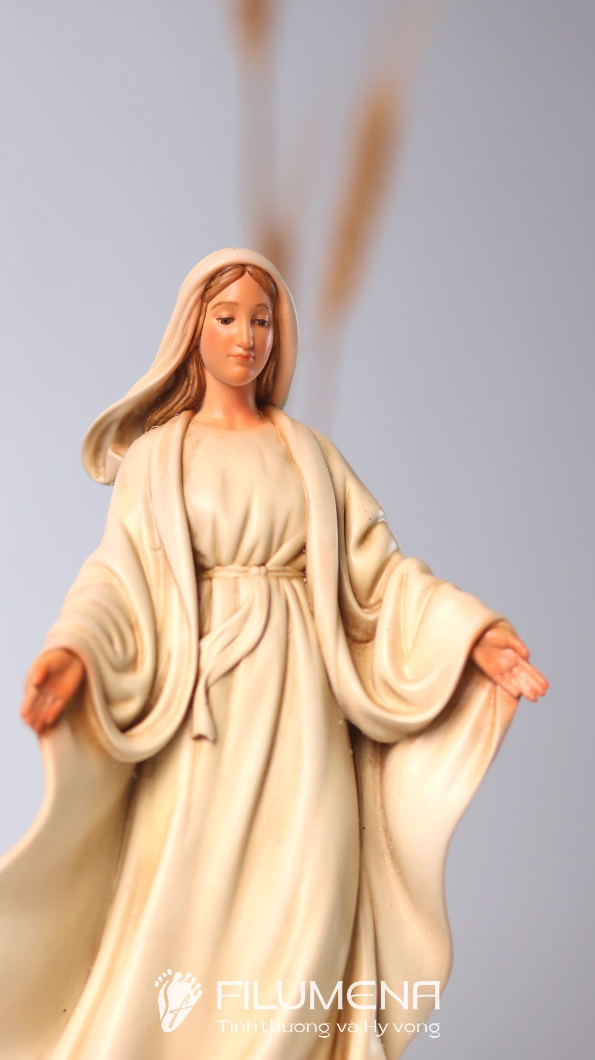 Tượng Đức Mẹ để xe hơi tại TP HCM. Tượng Công giáo Filumena là tượng của Tình thương và Hy vọng. Bản quyền các tác phẩm tượng Công giáo thuộc về Filumena Art, Cộng hòa Pháp. Filumena sáng tác và sản xuất nhiều mẫu tượng Công giáo khác như Bàn thờ Chúa và gia tiên, Bàn thờ Chúa - tượng Công giáo Filumena, Bàn thờ Chúa, Tượng Đức Mẹ La Vang, Tượng Chúa hài đồng