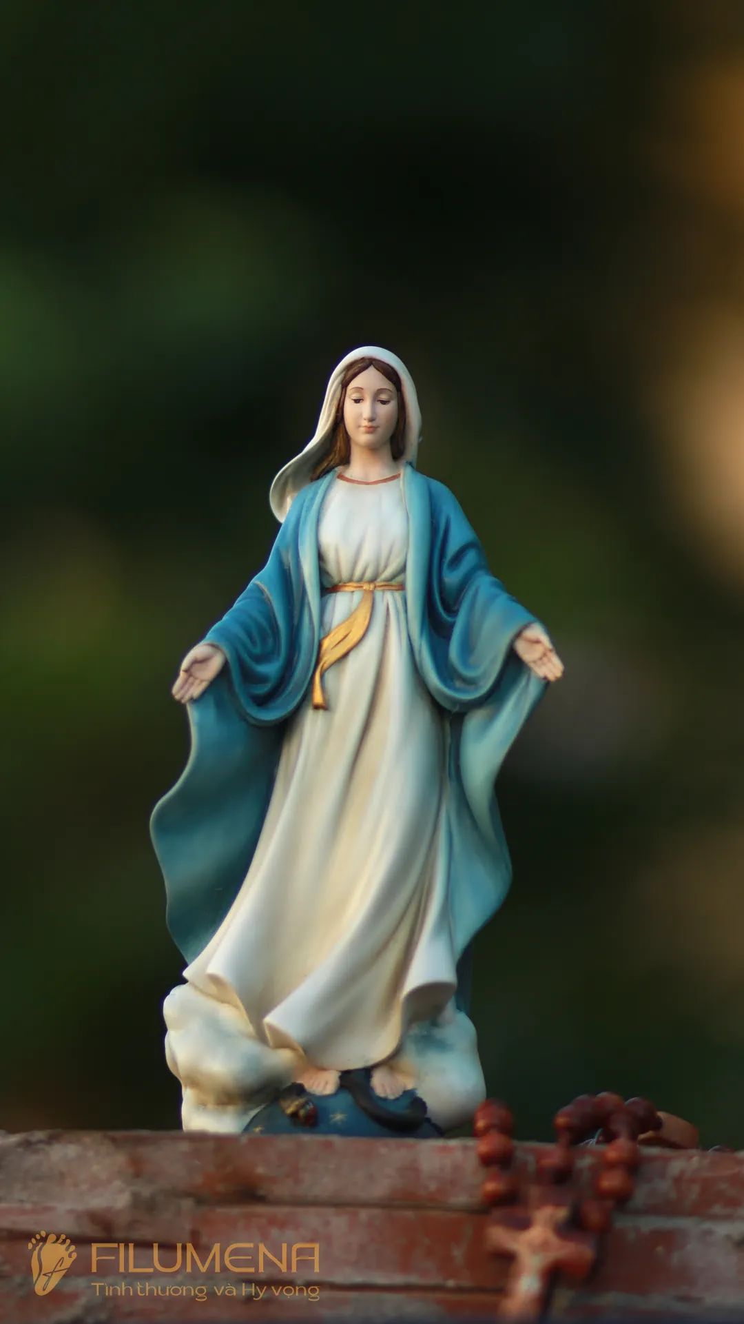 Tượng Đức Mẹ Ban Ơn phù hợp với góc cầu nguyện cá nhân nhờ thần thái dịu hiền, gần gũi và khả năng gợi nhắc đời sống cầu nguyện mỗi ngày