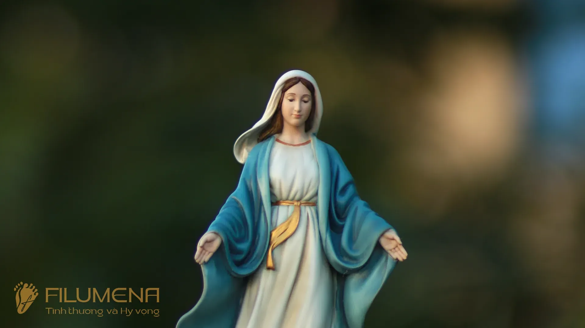 Tượng Đức Mẹ để xe hơi tại Dòng Mến Thánh Giá Vinh. Tượng Công Giáo Filumena được sáng tác bởi các nghệ sĩ Filumena. Mỗi tác phẩm đều là đóng góp của quý vị cho các việc bác ái. Tượng làm bằng chất liệu bột đá tự nhiên và resin, có đủ các kích thước từ 15, 20 cm tới 1m và lớn hơn nữa.