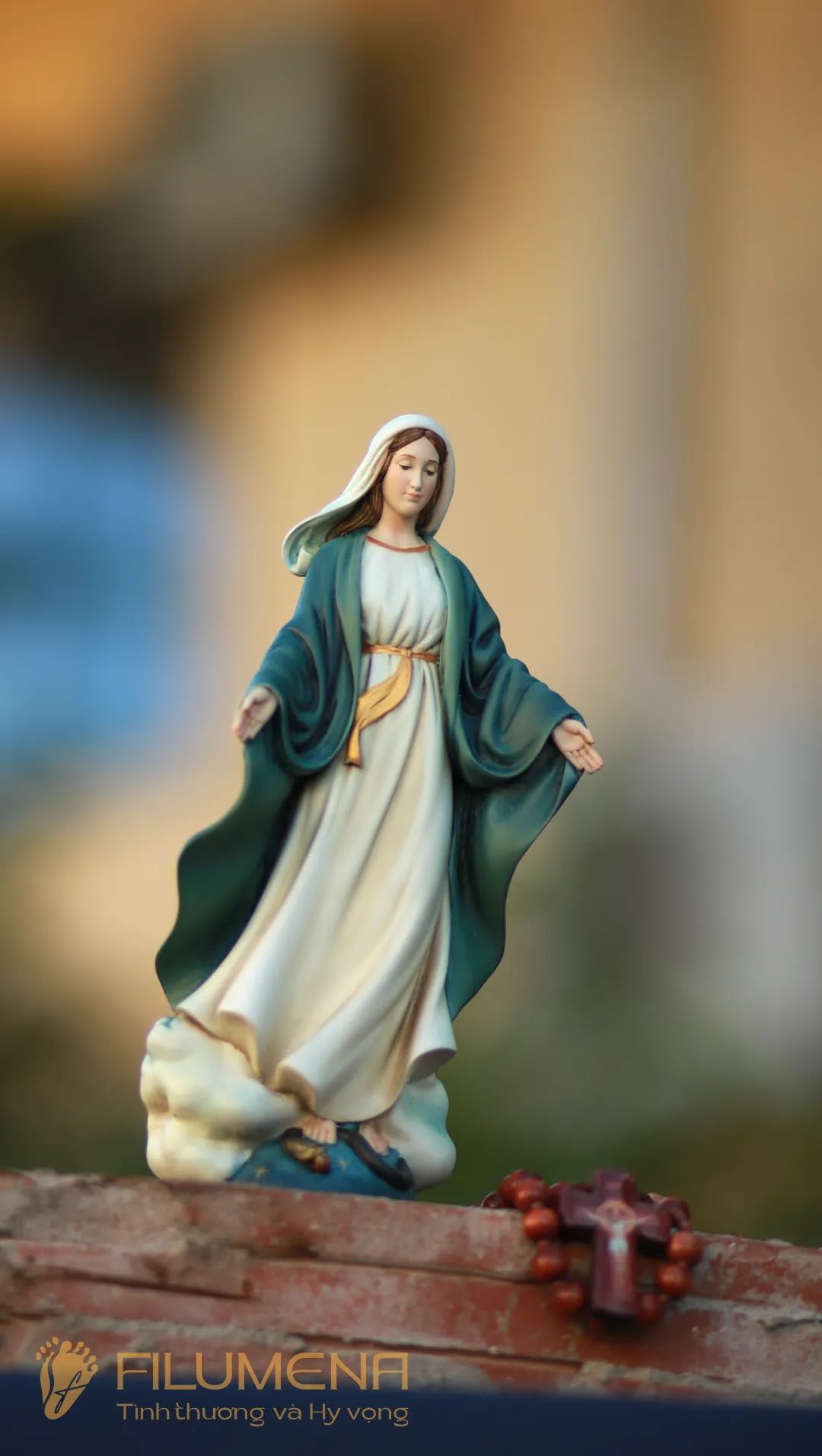 Tượng Đức Mẹ Ban Ơn phù hợp với gia đình trẻ nhờ thần thái dịu hiền, gần gũi và khả năng hiện diện đẹp trong không gian sống hiện đại