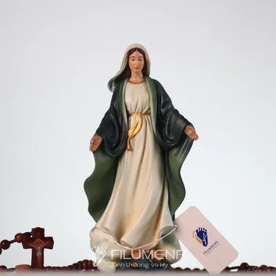 Nhà sách Kỳ Đồng trưng bày mẫu Tượng Đức Mẹ Ban Ơn, tác phẩm của Tượng Công giáo Filumena