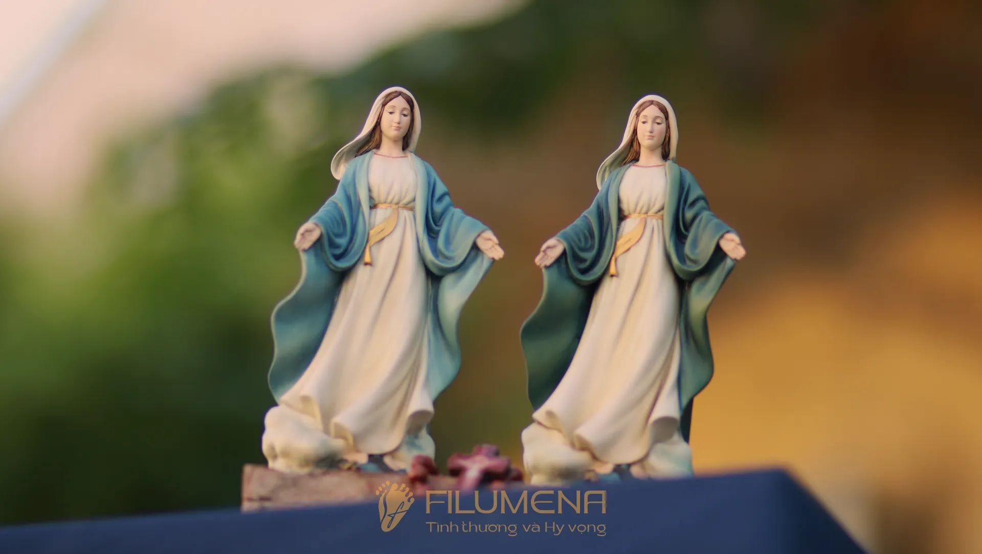 Tượng Đức Mẹ để xe ô tô tại Buôn Ma Thuột. Tượng Công giáo Filumena là tượng của Tình thương và Hy vọng. Bản quyền các tác phẩm tượng Công giáo thuộc về Filumena Art, Cộng hòa Pháp. Filumena sáng tác và sản xuất nhiều mẫu tượng Công giáo khác như Tượng Đức Mẹ để xe hơi, Bàn thờ Công giáo, Bàn thờ Chúa và gia tiên, Bàn thờ Chúa, Tượng Công giáo Filumena