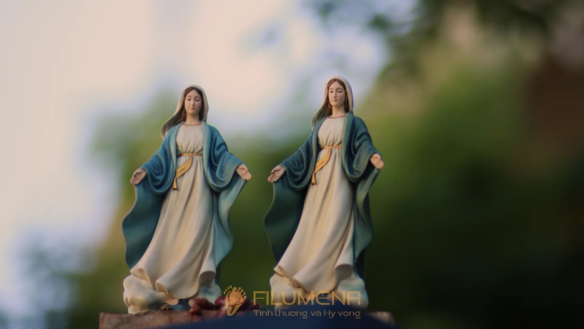 Chi tiết hoàn thiện thủ công trên tượng Đức Mẹ Ban Ơn cao 20 cm màu xanh ô-liu