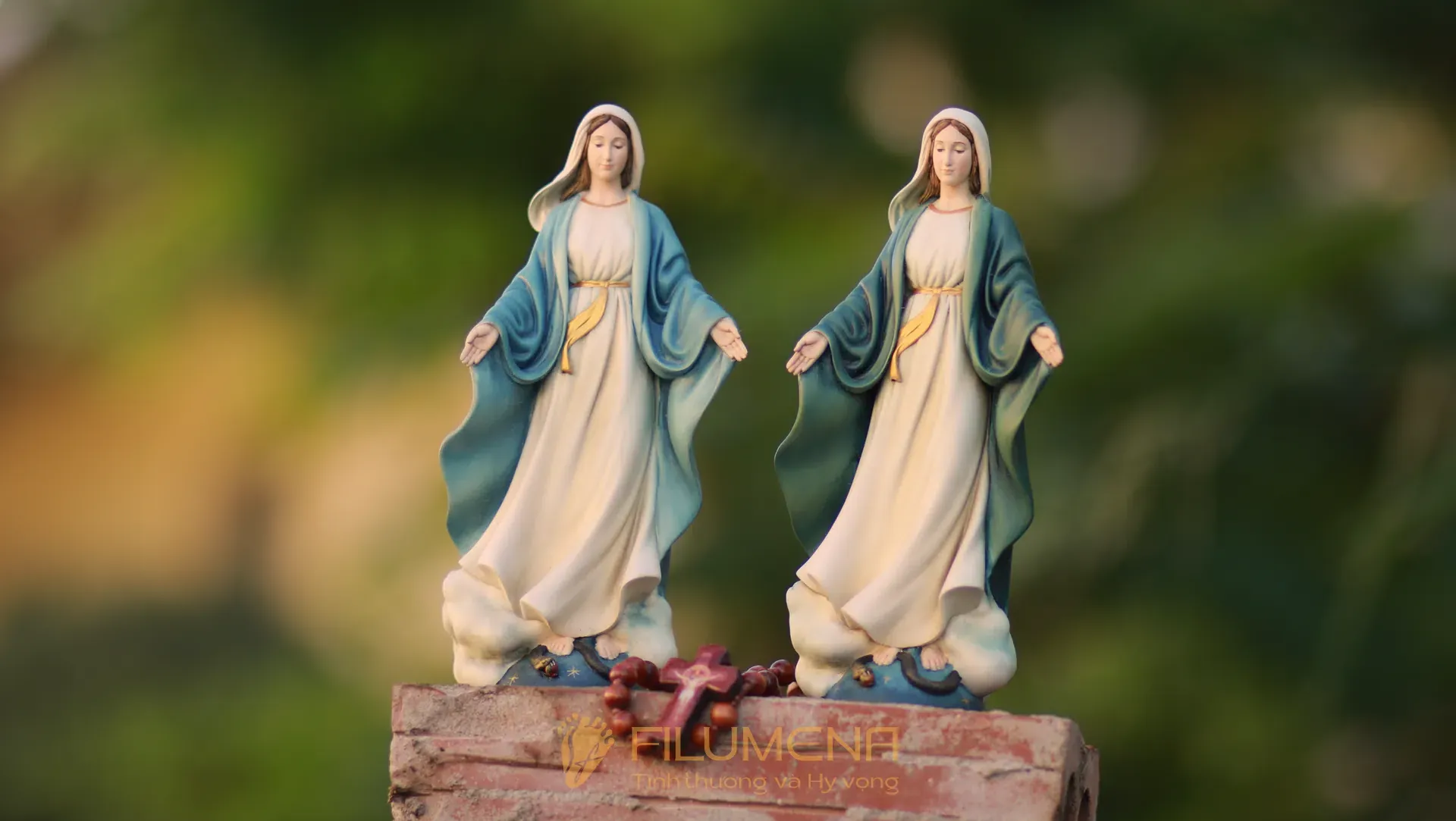 Tượng Đức Mẹ để xe ô tô tại Buôn Ma Thuột. Tượng Công Giáo Filumena được sáng tác bởi các nghệ sĩ Filumena. Mỗi tác phẩm đều là đóng góp của quý vị cho các việc bác ái. Tượng làm bằng chất liệu bột đá tự nhiên và resin, có đủ các kích thước từ 15, 20 cm tới 1m và lớn hơn nữa.