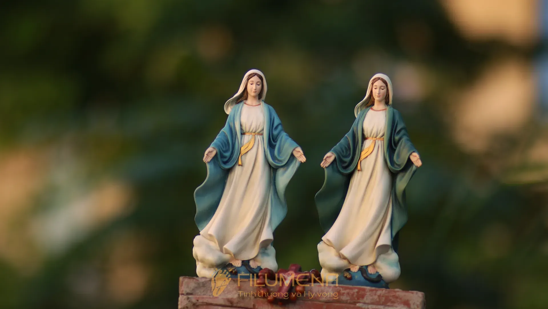 Tượng Đức Mẹ để xe ô tô tại Nghệ An. Tượng Công Giáo Filumena được sáng tác bởi các nghệ sĩ Filumena. Mỗi tác phẩm đều là đóng góp của quý vị cho các việc bác ái. Tượng làm bằng chất liệu bột đá tự nhiên và resin, có đủ các kích thước từ 15, 20 cm tới 1m và lớn hơn nữa.