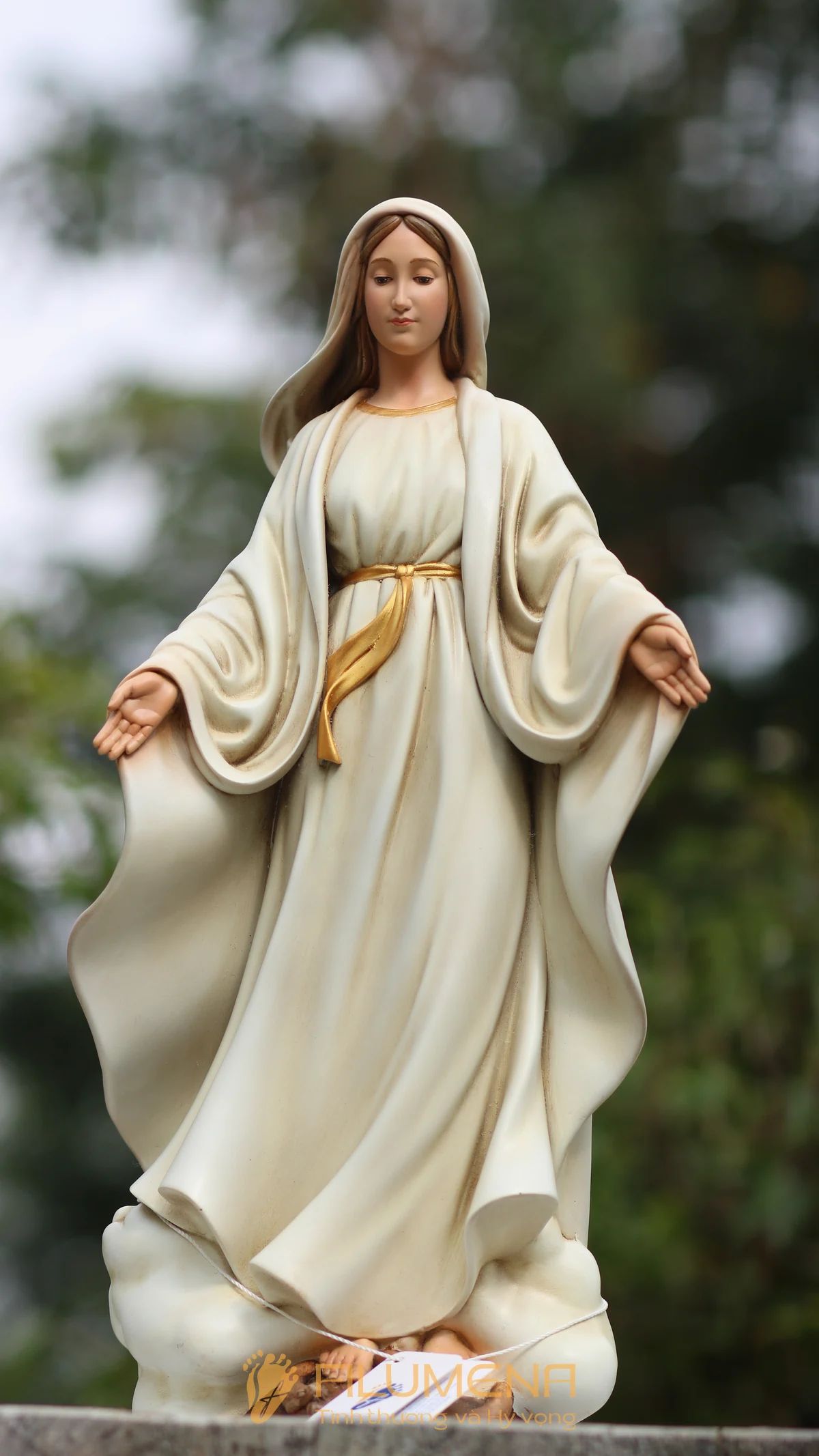 Tượng Công giáo tại Nhà sách Đức Bà Hòa Bình Sài Gòn. Tượng Công giáo Filumena là tượng của Tình thương và Hy vọng. Bản quyền các tác phẩm tượng Công giáo thuộc về Filumena Art, Cộng hòa Pháp. Filumena sáng tác và sản xuất nhiều mẫu tượng Công giáo khác như Tượng công giáo mini, Tượng chịu nạn, Tượng Chúa Giê-su, Tượng Chúa, Tượng Đức Mẹ Ban Ơn