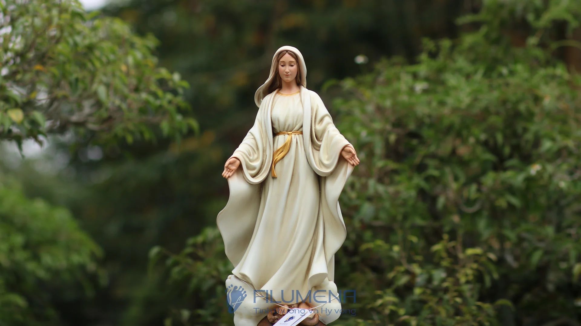 Tượng Đức Mẹ tại Mỹ. Tượng Công giáo Filumena là tượng của Tình thương và Hy vọng. Bản quyền các tác phẩm tượng Công giáo thuộc về Filumena Art, Cộng hòa Pháp. Filumena sáng tác và sản xuất nhiều mẫu tượng Công giáo khác như Tượng công giáo mini, Tượng công giáo đẹp, Bàn thờ Chúa phòng khách, Bàn thờ Công giáo phòng khách, Tượng Chúa Giáng sinh
