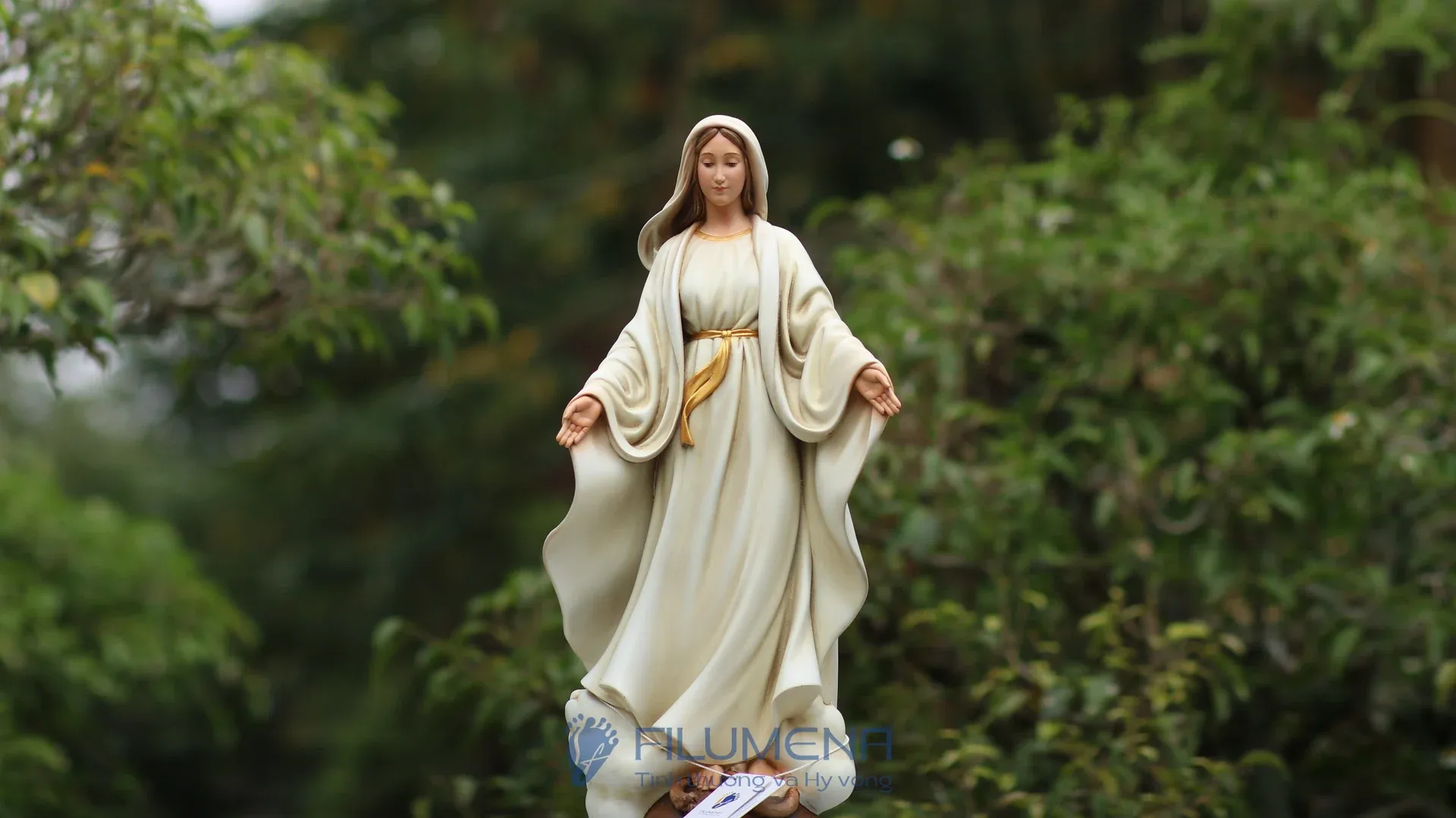 Tượng Đức Mẹ tại hải ngoại. Tượng Công Giáo Filumena được sáng tác bởi các nghệ sĩ Filumena. Mỗi tác phẩm đều là đóng góp của quý vị cho các việc bác ái. Tượng làm bằng chất liệu bột đá tự nhiên và resin, có đủ các kích thước từ 15, 20 cm tới 1m và lớn hơn nữa.