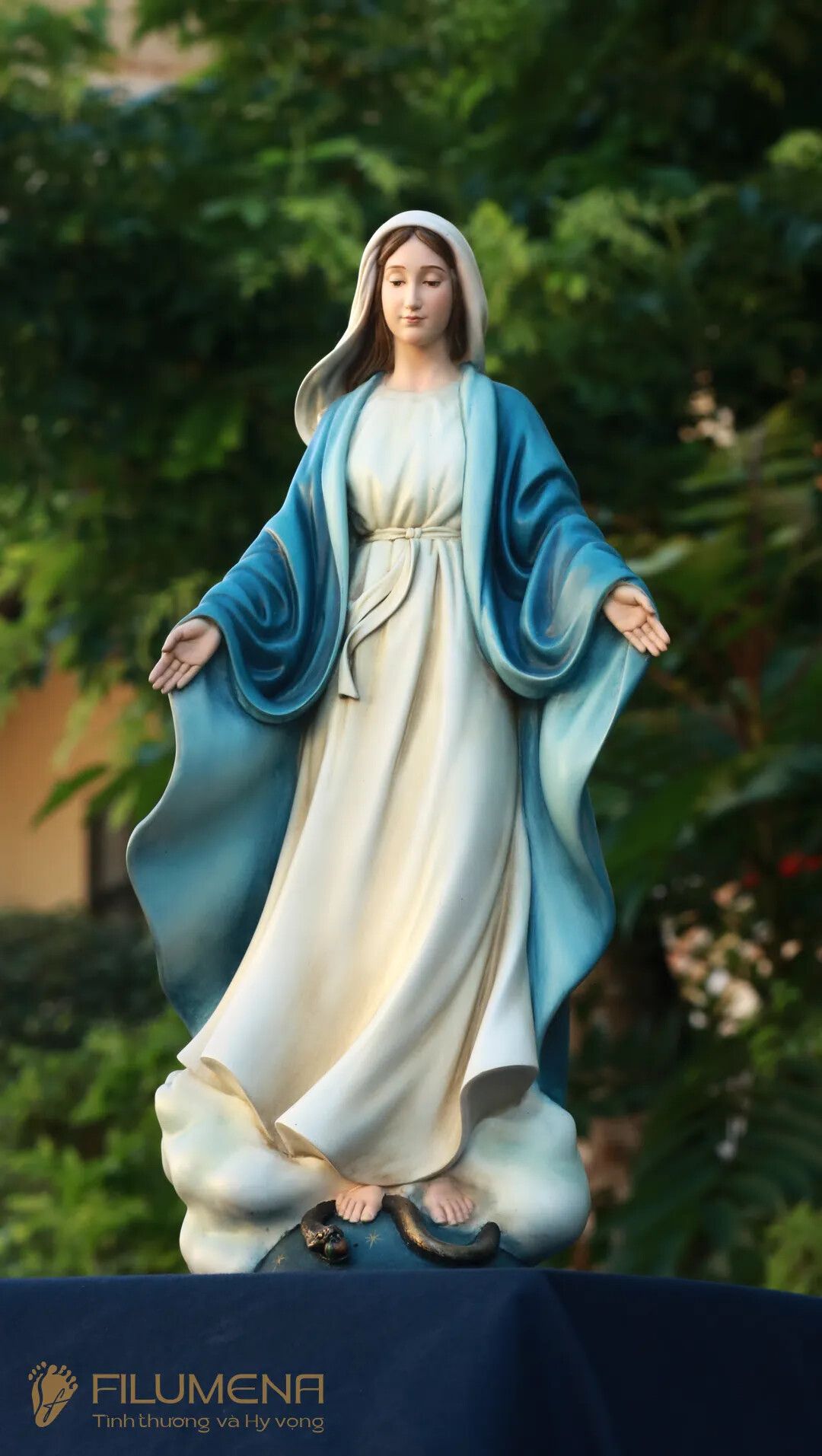 Tượng Đức Mẹ tại Phát Diệm. Tượng Công giáo Filumena là tượng của Tình thương và Hy vọng. Bản quyền các tác phẩm tượng Công giáo thuộc về Filumena Art, Cộng hòa Pháp. Filumena sáng tác và sản xuất nhiều mẫu tượng Công giáo khác như Bàn thờ Chúa và gia tiên, Bàn thờ Công giáo, Bàn thờ Công giáo, Tượng Đức Mẹ để xe ô tô, Tượng Đức Mẹ để xe hơi