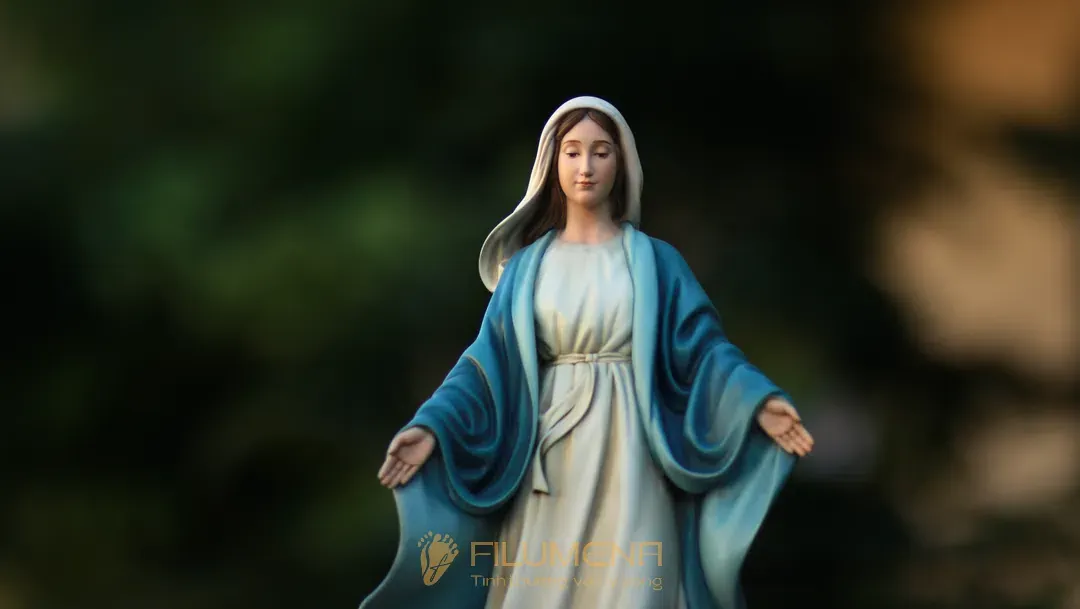 Tượng chịu nạn tại Hà Tĩnh. Tượng Công Giáo Filumena được sáng tác bởi các nghệ sĩ Filumena. Mỗi tác phẩm đều là đóng góp của quý vị cho các việc bác ái. Tượng làm bằng chất liệu bột đá tự nhiên và resin, có đủ các kích thước từ 15, 20 cm tới 1m và lớn hơn nữa.