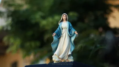 Tượng Đức Mẹ của Filumena gợi ý cho góc cầu nguyện gia đình tại Nhà sách Nhà thờ lớn Hà Nội