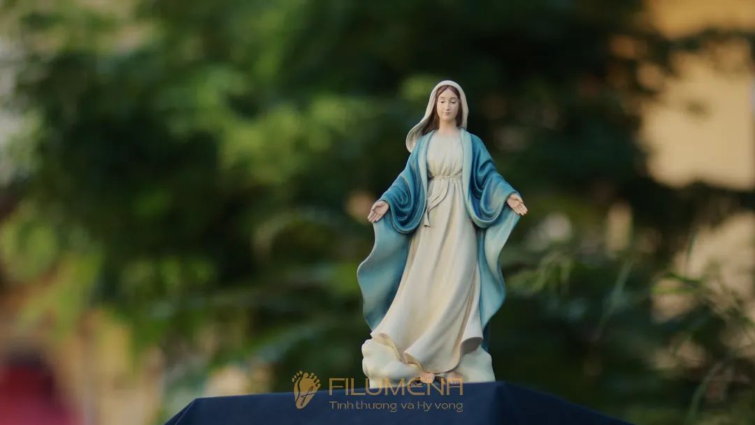Tượng Đức Mẹ tại Nhà sách Kỳ Đồng. Tượng Công giáo Filumena là tượng của Tình thương và Hy vọng. Bản quyền các tác phẩm tượng Công giáo thuộc về Filumena Art, Cộng hòa Pháp. Filumena sáng tác và sản xuất nhiều mẫu tượng Công giáo khác như Tượng Đức Mẹ Lộ Đức, Tượng Đức Mẹ Fatima, Tượng Đức Mẹ Ban Ơn, Tượng Chúa, Tượng Chúa Giê-su
