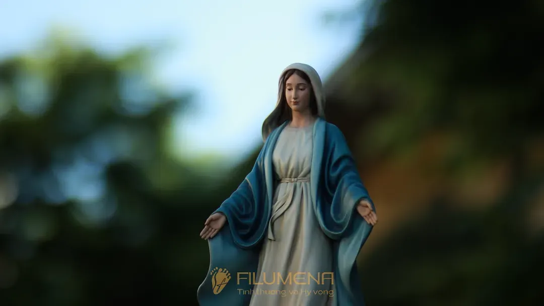 Tượng Đức Mẹ Ban Ơn tại Bùi Chu. Tượng Công Giáo Filumena được sáng tác bởi các nghệ sĩ Filumena. Mỗi tác phẩm đều là đóng góp của quý vị cho các việc bác ái. Tượng làm bằng chất liệu bột đá tự nhiên và resin, có đủ các kích thước từ 15, 20 cm tới 1m và lớn hơn nữa.