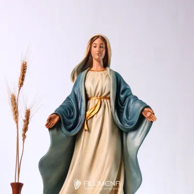 Các góc nhìn của tượng Đức Mẹ Ban Ơn 50 cm giúp người đọc hình dung độ hiện diện của cỡ lớn trước khi so sánh với kích thước 40 cm