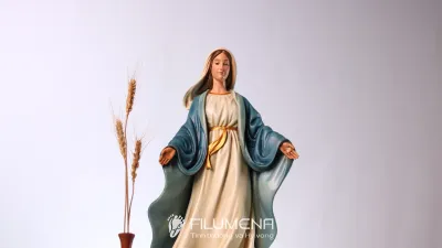 Các góc nhìn của tượng Đức Mẹ Ban Ơn 50 cm giúp người đọc hình dung độ hiện diện của cỡ lớn trước khi so sánh với kích thước 40 cm