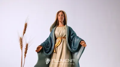 Các góc nhìn của tượng Đức Mẹ Ban Ơn 50 cm giúp người đọc hình dung độ hiện diện của cỡ lớn trước khi so sánh với kích thước 40 cm