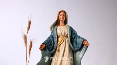 Các góc nhìn của tượng Đức Mẹ Ban Ơn 50 cm giúp người đọc hình dung độ hiện diện của cỡ lớn trước khi so sánh với kích thước 40 cm