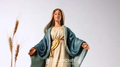 Các góc nhìn của tượng Đức Mẹ Ban Ơn 50 cm giúp người đọc hình dung độ hiện diện của cỡ lớn trước khi so sánh với kích thước 40 cm