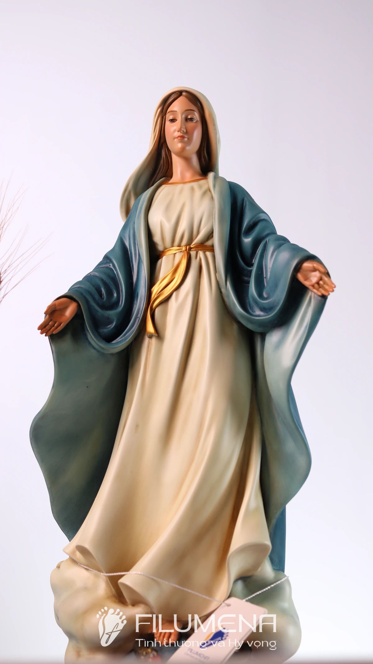 Hai tay tuôn ơn trên tượng Đức Mẹ Ban Ơn gợi lên lòng thương xót, ân sủng và sự chuyển cầu dịu hiền của Đức Mẹ