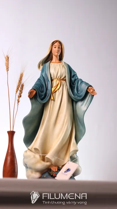 Các góc nhìn của tượng Đức Mẹ Ban Ơn 50 cm giúp người đọc hình dung độ hiện diện của cỡ lớn trước khi so sánh với kích thước 40 cm
