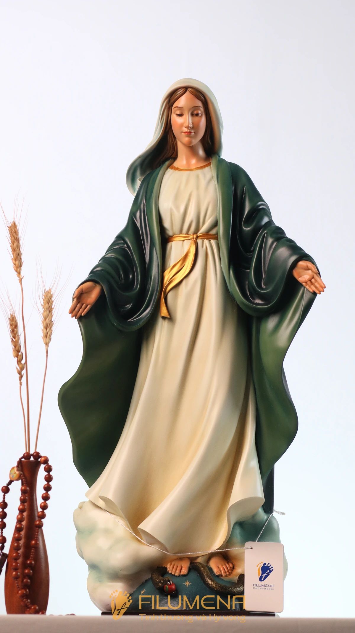 Tượng Đức Mẹ Ban Ơn tại Thanh Hóa. Tượng Công giáo Filumena là tượng của Tình thương và Hy vọng. Bản quyền các tác phẩm tượng Công giáo thuộc về Filumena Art, Cộng hòa Pháp. Filumena sáng tác và sản xuất nhiều mẫu tượng Công giáo khác như Tượng Chúa hài đồng, Tượng Đức Mẹ La Vang, Bàn thờ Chúa, Bàn thờ Chúa - tượng Công giáo Filumena, Bàn thờ Chúa và gia tiên