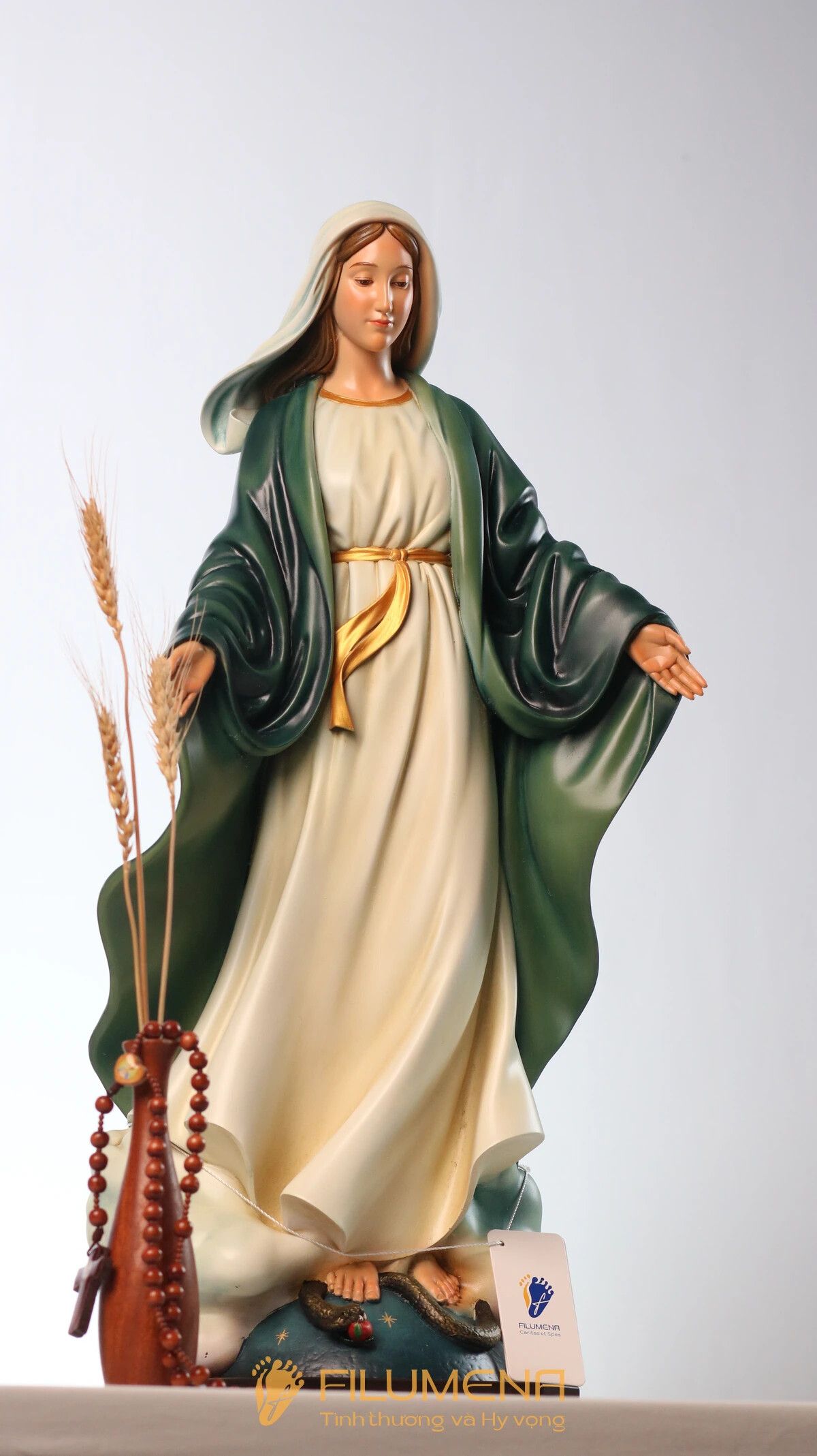 Tượng Đức Mẹ tại Phát Diệm. Tượng Công giáo Filumena là tượng của Tình thương và Hy vọng. Bản quyền các tác phẩm tượng Công giáo thuộc về Filumena Art, Cộng hòa Pháp. Filumena sáng tác và sản xuất nhiều mẫu tượng Công giáo khác như Bàn thờ Chúa và gia tiên, Bàn thờ Công giáo, Bàn thờ Công giáo, Tượng Đức Mẹ để xe ô tô, Tượng Đức Mẹ để xe hơi