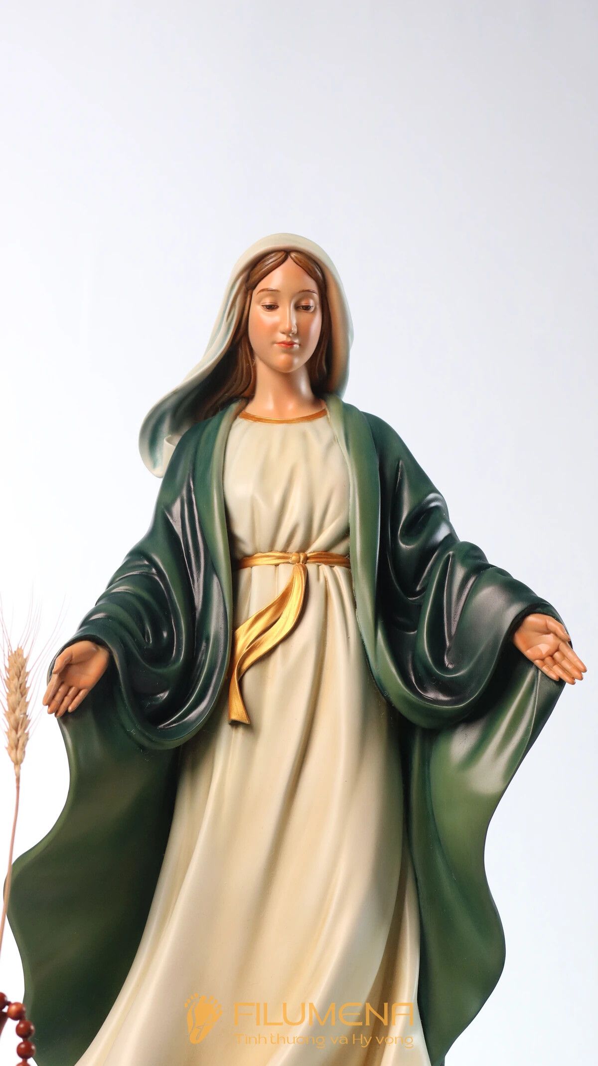 Tượng Đức Mẹ Ban Ơn tại TP. Hồ Chí Minh. Tượng Công giáo Filumena là tượng của Tình thương và Hy vọng. Bản quyền các tác phẩm tượng Công giáo thuộc về Filumena Art, Cộng hòa Pháp. Filumena sáng tác và sản xuất nhiều mẫu tượng Công giáo khác như Tượng Đức Mẹ, Tượng Đức Mẹ Fatima, Tượng Đức Mẹ Ban Ơn, Tượng Chúa, Tượng Chúa Giê-su