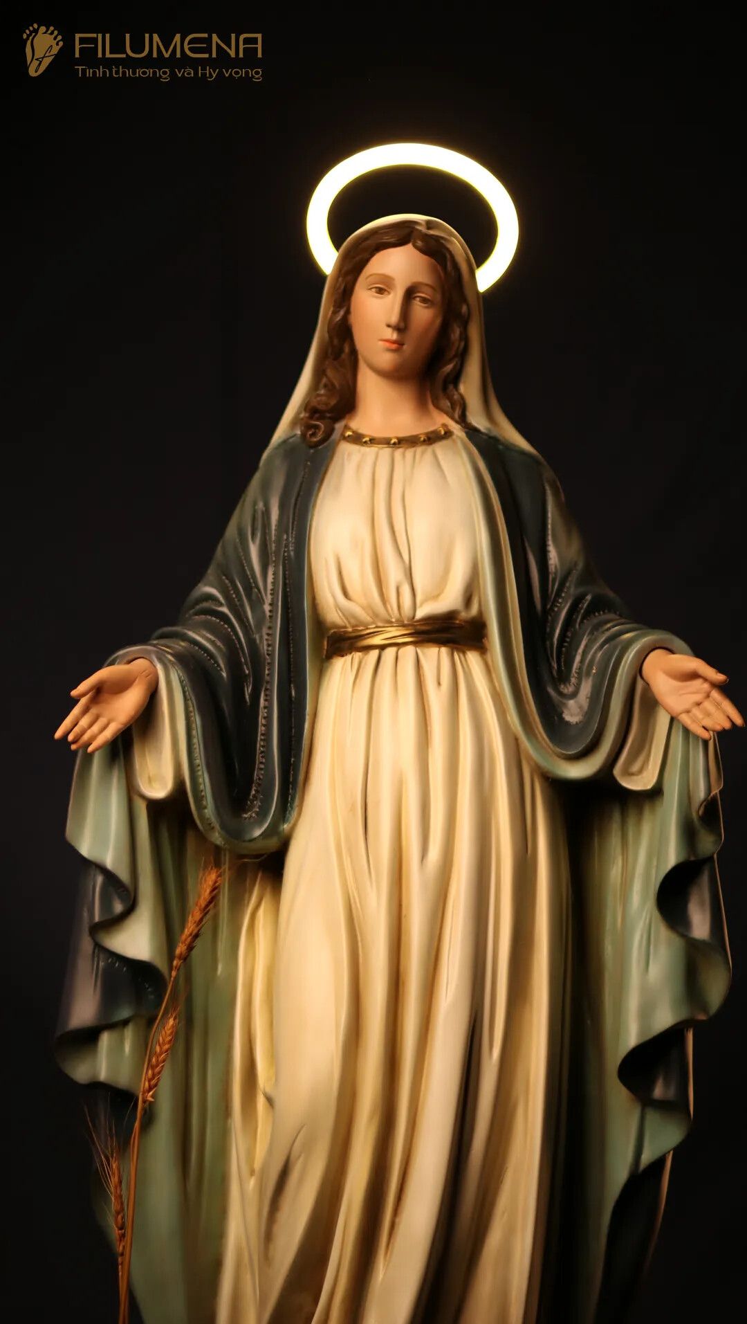 Tượng Đức Mẹ Ban Ơn tại TP. Hồ Chí Minh. Tượng Công giáo Filumena là tượng của Tình thương và Hy vọng. Bản quyền các tác phẩm tượng Công giáo thuộc về Filumena Art, Cộng hòa Pháp. Filumena sáng tác và sản xuất nhiều mẫu tượng Công giáo khác như Tượng Đức Mẹ, Tượng Đức Mẹ Fatima, Tượng Đức Mẹ Ban Ơn, Tượng Chúa, Tượng Chúa Giê-su