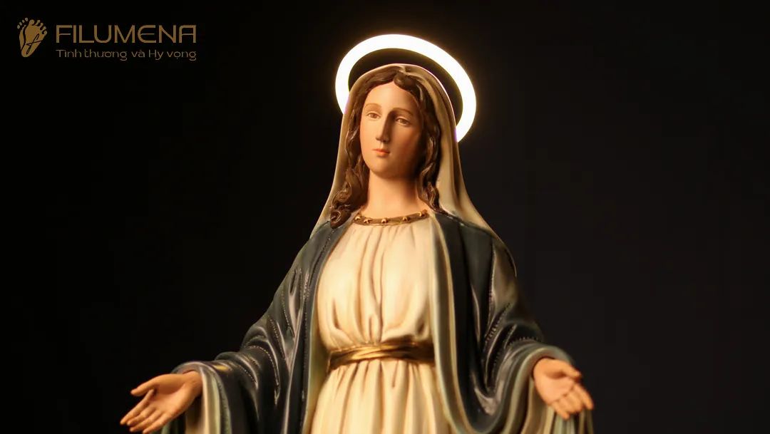 Tượng Đức Mẹ tại Nhà sách Đức Mẹ Hòa Bình Sài Gòn. Tượng Công giáo Filumena là tượng của Tình thương và Hy vọng. Bản quyền các tác phẩm tượng Công giáo thuộc về Filumena Art, Cộng hòa Pháp. Filumena sáng tác và sản xuất nhiều mẫu tượng Công giáo khác như Bàn thờ Chúa và gia tiên, Bàn thờ Công giáo, Tượng Đức Mẹ để xe ô tô, Tượng Đức Mẹ để xe hơi, Tượng Mẹ Maria