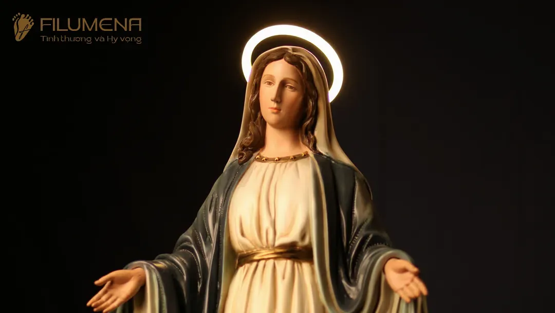 Tượng Đức Mẹ Ban Ơn tại GP Xuân Lộc. Tượng Công Giáo Filumena được sáng tác bởi các nghệ sĩ Filumena. Mỗi tác phẩm đều là đóng góp của quý vị cho các việc bác ái. Tượng làm bằng chất liệu bột đá tự nhiên và resin, có đủ các kích thước từ 15, 20 cm tới 1m và lớn hơn nữa.