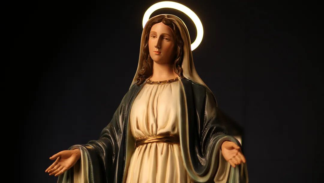 Tượng Đức Mẹ tại Phát Diệm. Tượng Công giáo Filumena là tượng của Tình thương và Hy vọng. Bản quyền các tác phẩm tượng Công giáo thuộc về Filumena Art, Cộng hòa Pháp. Filumena sáng tác và sản xuất nhiều mẫu tượng Công giáo khác như Bàn thờ Chúa và gia tiên, Bàn thờ Công giáo, Bàn thờ Công giáo, Tượng Đức Mẹ để xe ô tô, Tượng Đức Mẹ để xe hơi