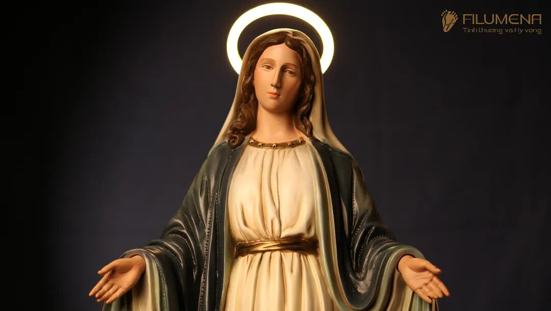 Tượng Đức Mẹ Ban Ơn tại TP. Hồ Chí Minh. Tượng Công giáo Filumena là tượng của Tình thương và Hy vọng. Bản quyền các tác phẩm tượng Công giáo thuộc về Filumena Art, Cộng hòa Pháp. Filumena sáng tác và sản xuất nhiều mẫu tượng Công giáo khác như Tượng Đức Mẹ, Tượng Đức Mẹ Fatima, Tượng Đức Mẹ Ban Ơn, Tượng Chúa, Tượng Chúa Giê-su