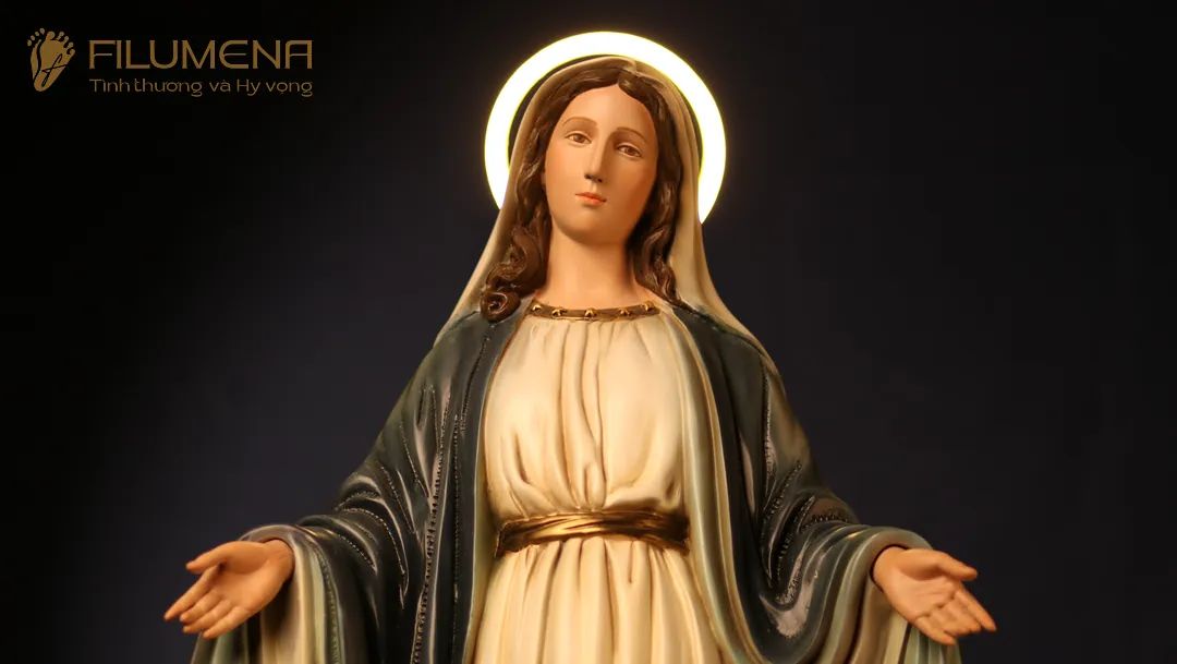 Tượng Đức Mẹ Ban Ơn tại Đền thánh Martino Hố Nai. Tượng Công giáo Filumena là tượng của Tình thương và Hy vọng. Bản quyền các tác phẩm tượng Công giáo thuộc về Filumena Art, Cộng hòa Pháp. Filumena sáng tác và sản xuất nhiều mẫu tượng Công giáo khác như Tượng công giáo đẹp, Bàn thờ Chúa, Bàn thờ Chúa và gia tiên, Bàn thờ Công giáo, Tượng Đức Mẹ để xe ô tô