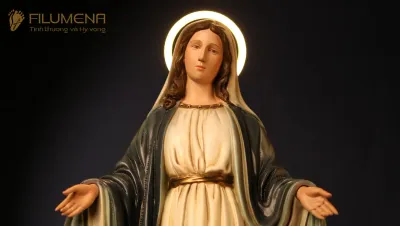 Hình ảnh Tượng Mẹ Maria đặt trong không gian cầu nguyện gia đình