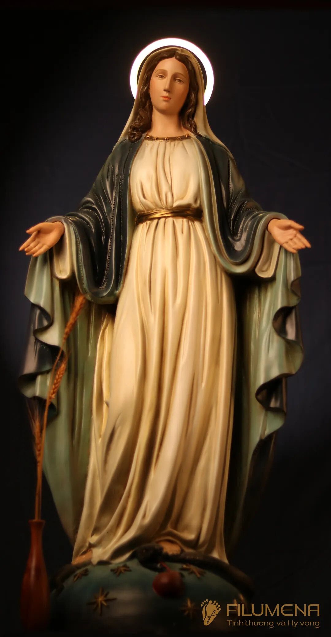 Tượng Đức Mẹ tại Phát Diệm. Tượng Công giáo Filumena là tượng của Tình thương và Hy vọng. Bản quyền các tác phẩm tượng Công giáo thuộc về Filumena Art, Cộng hòa Pháp. Filumena sáng tác và sản xuất nhiều mẫu tượng Công giáo khác như Bàn thờ Chúa và gia tiên, Bàn thờ Công giáo, Bàn thờ Công giáo, Tượng Đức Mẹ để xe ô tô, Tượng Đức Mẹ để xe hơi