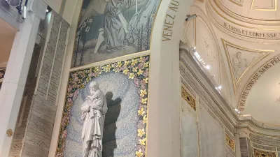 hành hương viếng Đức Mẹ ban ơn tại Paris