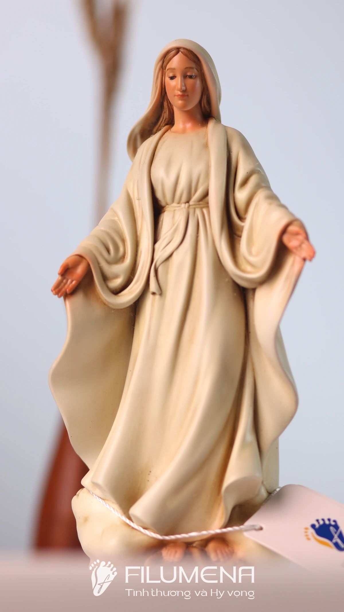 Tượng Đức Mẹ để xe hơi tại Mỹ. Tượng Công giáo Filumena là tượng của Tình thương và Hy vọng. Bản quyền các tác phẩm tượng Công giáo thuộc về Filumena Art, Cộng hòa Pháp. Filumena sáng tác và sản xuất nhiều mẫu tượng Công giáo khác như Tượng Giáng sinh, Tượng Chúa Giáng sinh, Bàn thờ Công giáo phòng khách, Bàn thờ Chúa phòng khách, Tượng công giáo đẹp
