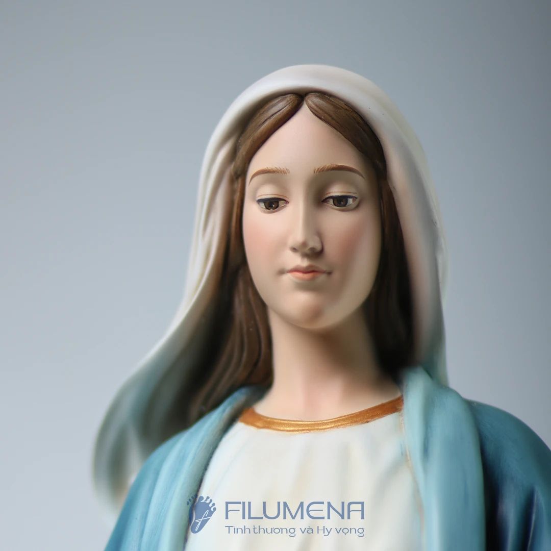 Tượng Đức Mẹ bằng bột đá thường được yêu thích nhờ cảm giác đầm, chắc và bề mặt cho thấy chiều sâu của tác phẩm