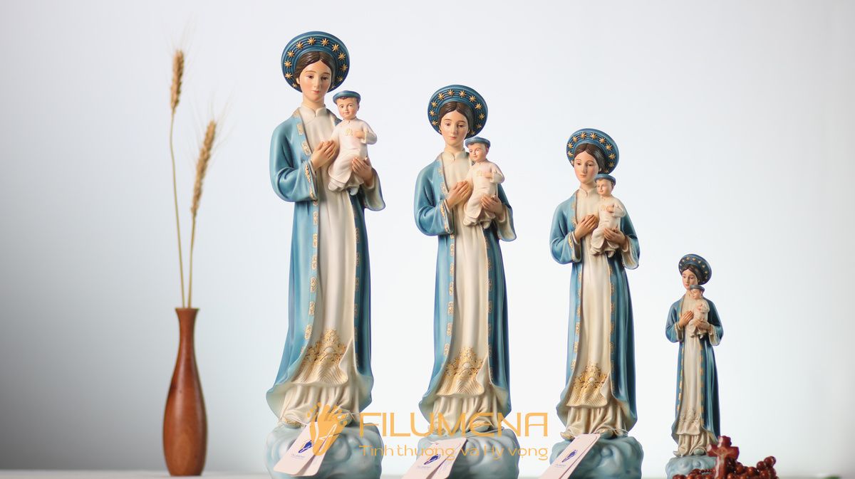 Không gian đặt phù hợp cho tượng Đức Mẹ La Vang 30 cm áo xanh da trời: bàn thờ gia đình, góc cầu nguyện hoặc quà tặng bổn mạng