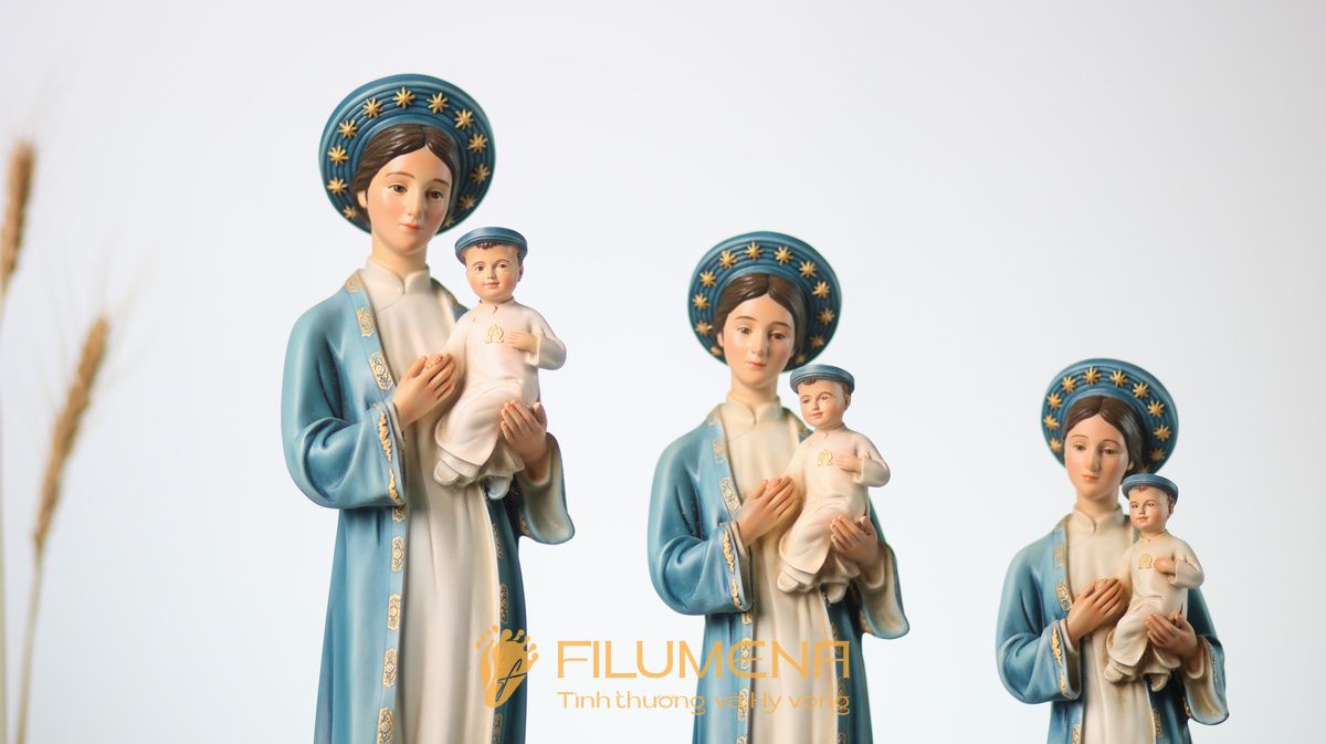 Bộ ảnh tượng Đức Mẹ La Vang 35 cm của Filumena thể hiện đường nét thanh thoát, màu xanh dịu và vẻ đẹp hợp với không gian sống hiện đại