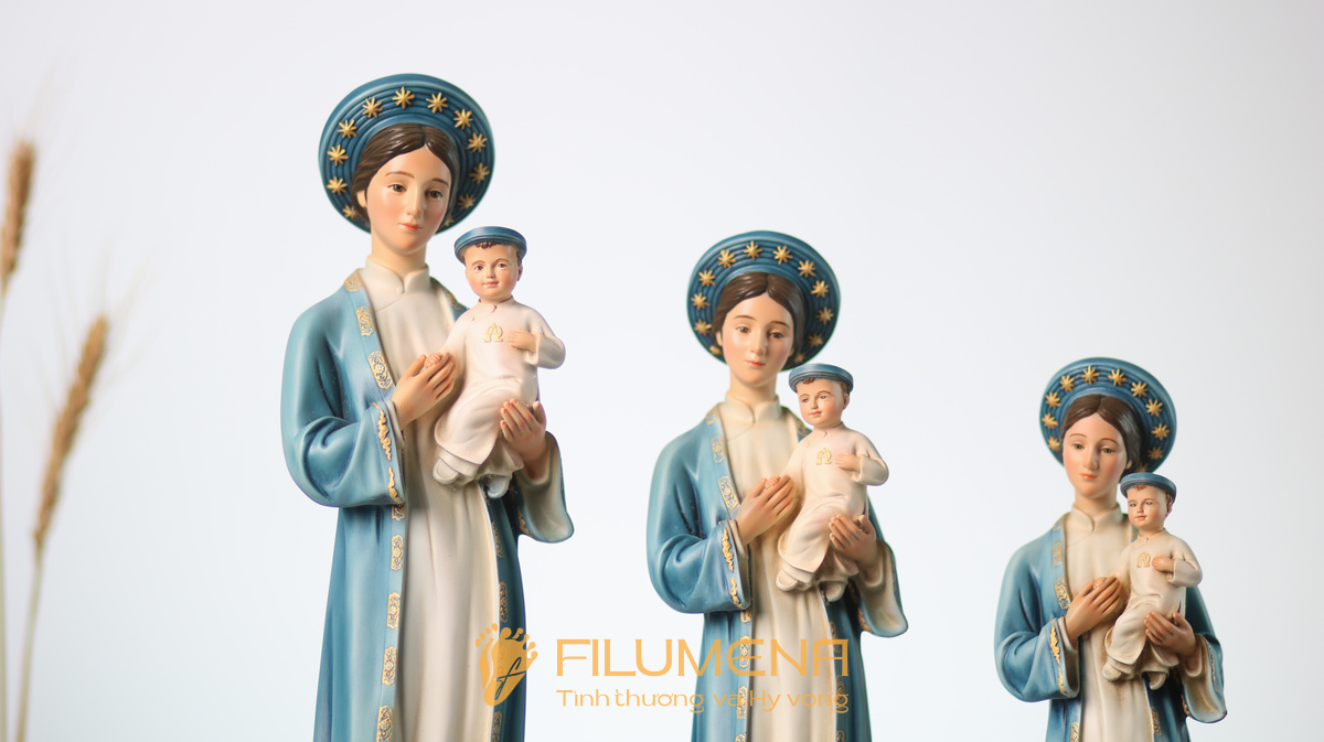 Bộ ảnh tượng Đức Mẹ La Vang 35 cm của Filumena thể hiện đường nét thanh thoát, màu xanh dịu và vẻ đẹp hợp với không gian sống hiện đại