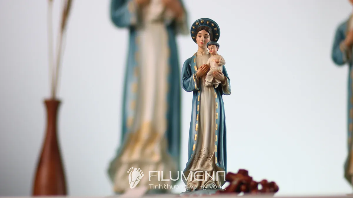 Tượng Đức Mẹ Fatima tại GP Xuân Lộc. Tượng Công Giáo Filumena được sáng tác bởi các nghệ sĩ Filumena. Mỗi tác phẩm đều là đóng góp của quý vị cho các việc bác ái. Tượng làm bằng chất liệu bột đá tự nhiên và resin, có đủ các kích thước từ 15, 20 cm tới 1m và lớn hơn nữa.