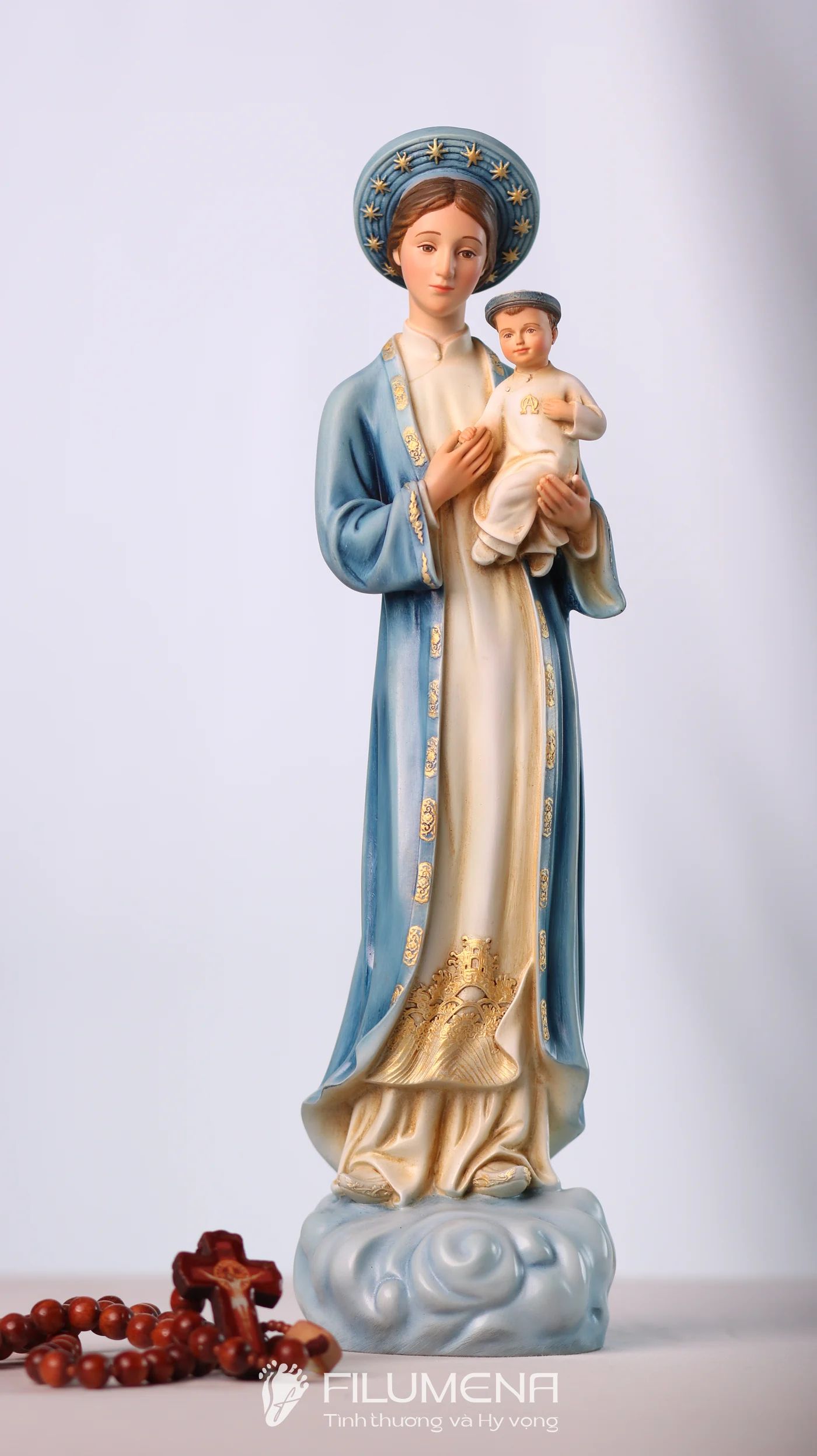 Tượng Đức Mẹ La Vang 30 cm áo xanh da trời trong không gian cầu nguyện