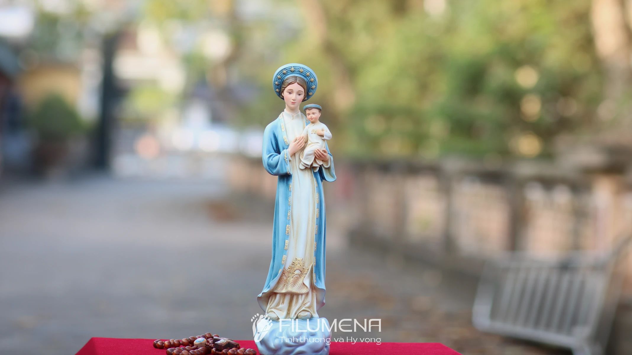 Bàn thờ Công giáo phòng khách tại Nhà sách Dòng Mến Thánh Giá Hà Nội. Tượng Công giáo Filumena là tượng của Tình thương và Hy vọng. Bản quyền các tác phẩm tượng Công giáo thuộc về Filumena Art, Cộng hòa Pháp. Filumena sáng tác và sản xuất nhiều mẫu tượng Công giáo khác như Bàn thờ Công giáo, Bàn thờ Công giáo, Bàn thờ Chúa và gia tiên, Bàn thờ Chúa, Tượng Đức Mẹ La Vang