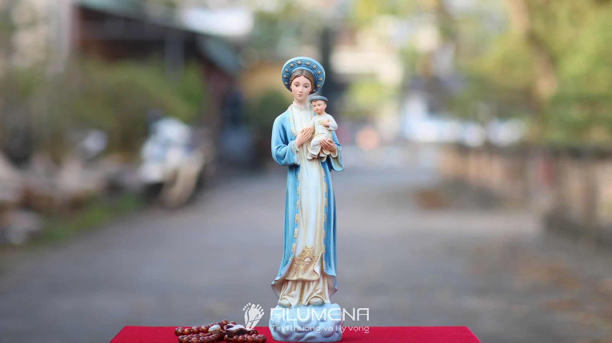 Tượng Đức Mẹ tại Phát Diệm. Tượng Công giáo Filumena là tượng của Tình thương và Hy vọng. Bản quyền các tác phẩm tượng Công giáo thuộc về Filumena Art, Cộng hòa Pháp. Filumena sáng tác và sản xuất nhiều mẫu tượng Công giáo khác như Bàn thờ Chúa và gia tiên, Bàn thờ Công giáo, Bàn thờ Công giáo, Tượng Đức Mẹ để xe ô tô, Tượng Đức Mẹ để xe hơi